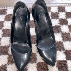 Gucci black pumps with GG silver logo on the back heel
